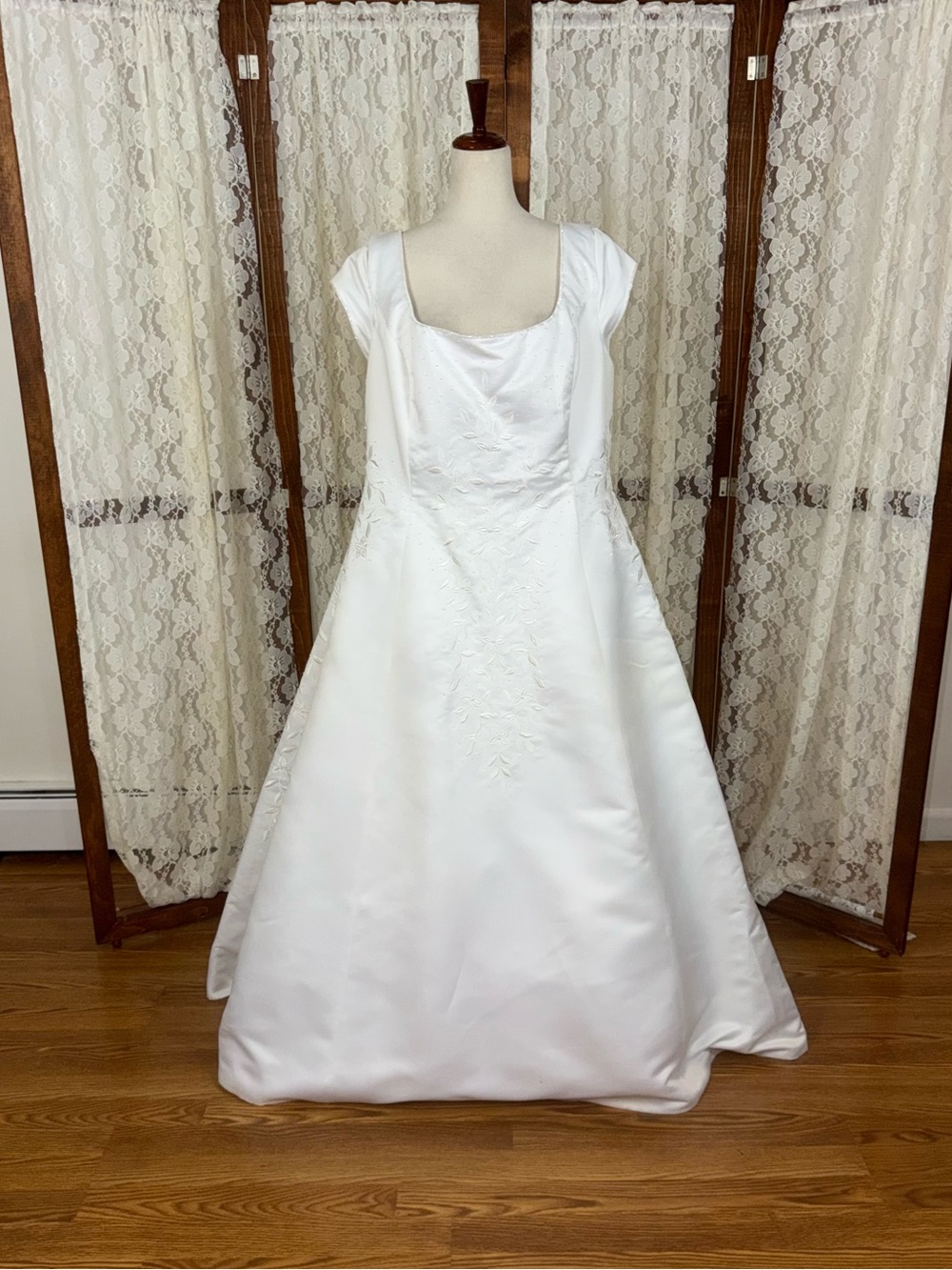 Beautiful Vintage 90s Ever After Bridal Wedding Gown